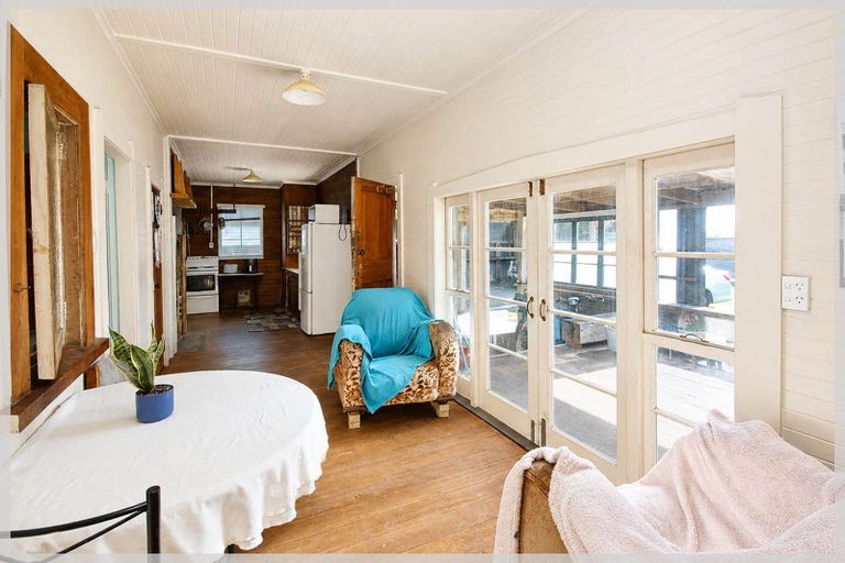 Photo of property in 11 Anga Street, Tangimoana, 4822