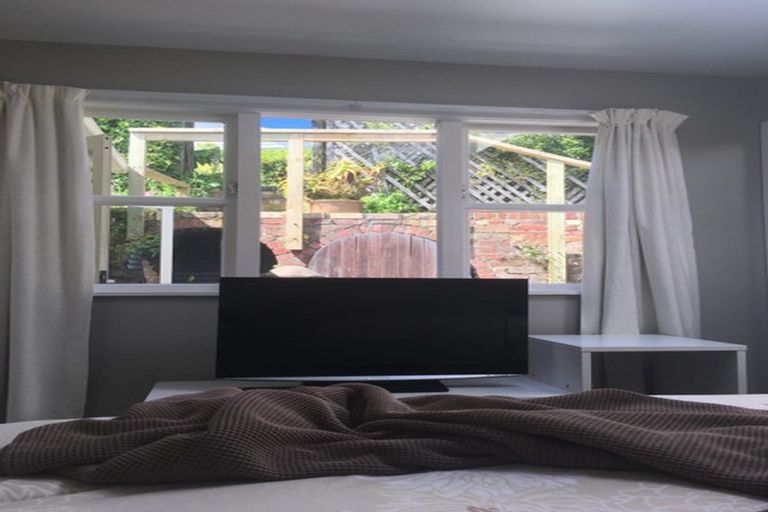 Photo of property in 17 Palliser Road, Roseneath, Wellington, 6011