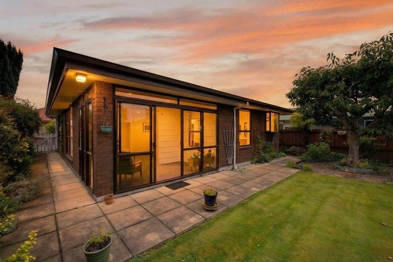 Photo of property in 2/58a Daniels Road, Redwood, Christchurch, 8051