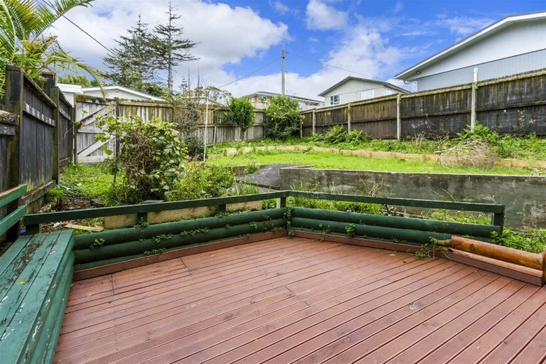 Photo of property in 2/3 Lambrown Drive, Totara Vale, Auckland, 0629