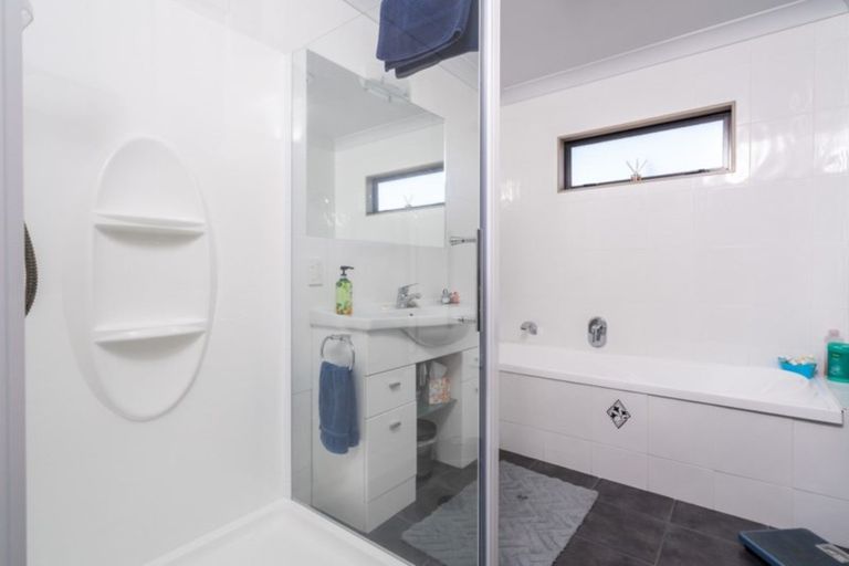 Photo of property in 22 Key West Drive, One Tree Point, 0118