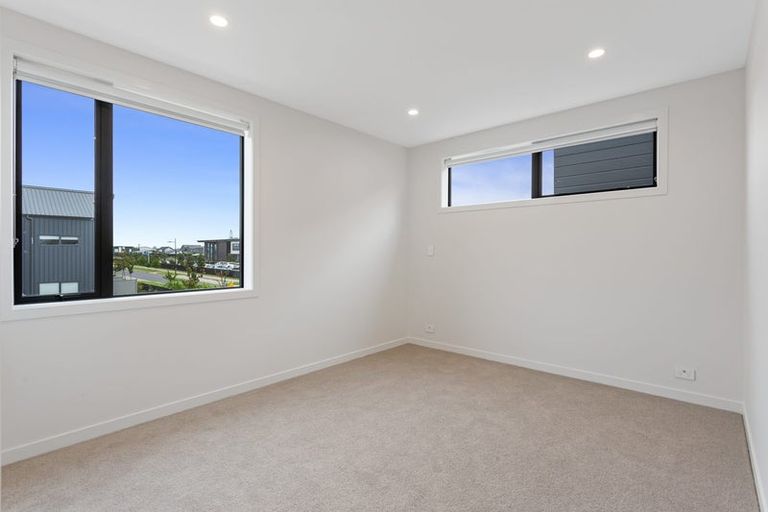 Photo of property in 16 Park Green Avenue, Rosehill, Papakura, 2113