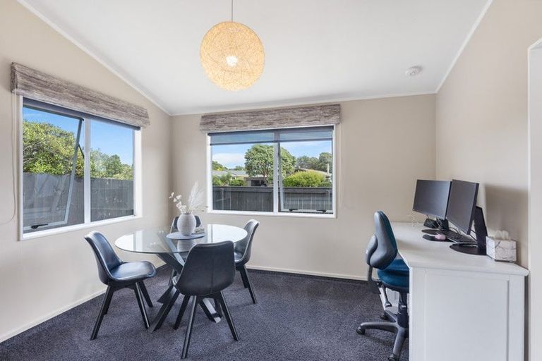 Photo of property in 21 Reeves Street, Waikanae Beach, Waikanae, 5036
