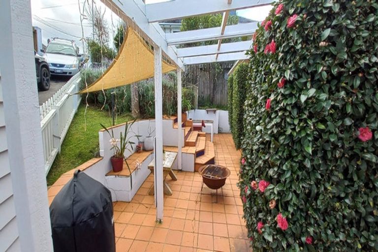 Photo of property in 1/18 Limmer Place, Browns Bay, Auckland, 0632