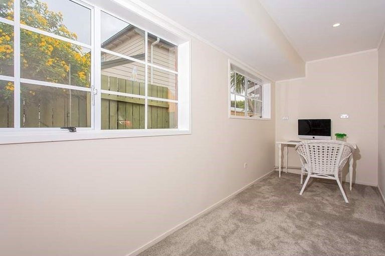 Photo of property in 1/77 Shakespeare Road, Milford, Auckland, 0620