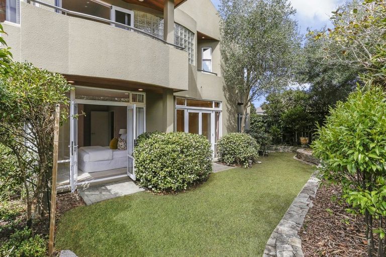 Photo of property in 2/43 Princes Street, Northcote Point, Auckland, 0627