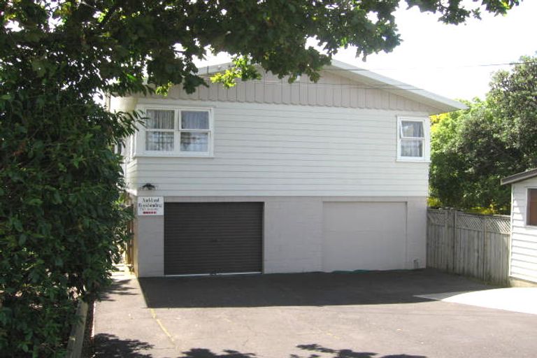 Photo of property in 327a Wairau Road, Totara Vale, Auckland, 0627