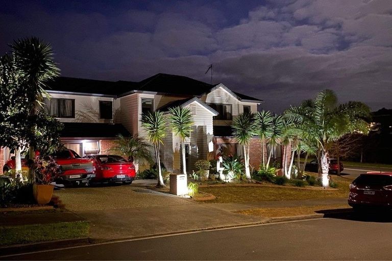 Photo of property in 1 Seresin Crescent, Flat Bush, Auckland, 2016