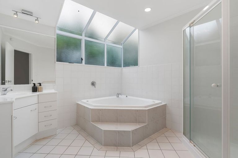 Photo of property in 3 Bronte Place, Somerville, Auckland, 2014