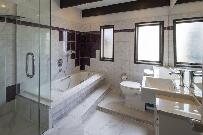 Photo of property in 25 Prince Regent Drive, Half Moon Bay, Auckland, 2012