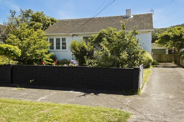 Photo of property in 15 Lockwood Crescent, Taita, Lower Hutt, 5011