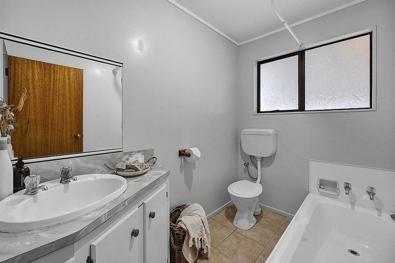 Photo of property in 11 Finer Place, Hawera, 4610