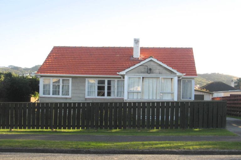 Photo of property in 16 Kapiti Crescent, Titahi Bay, Porirua, 5022