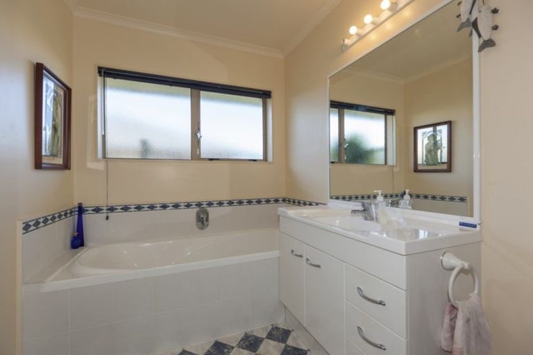 Photo of property in 83 Guildford Drive, Paraparaumu, 5032