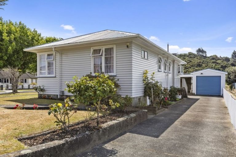 Photo of property in 22 Richard Grove, Stokes Valley, Lower Hutt, 5019