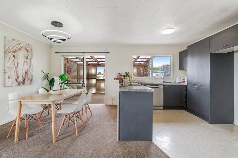 Photo of property in 10 Santiago Crescent, Unsworth Heights, Auckland, 0632