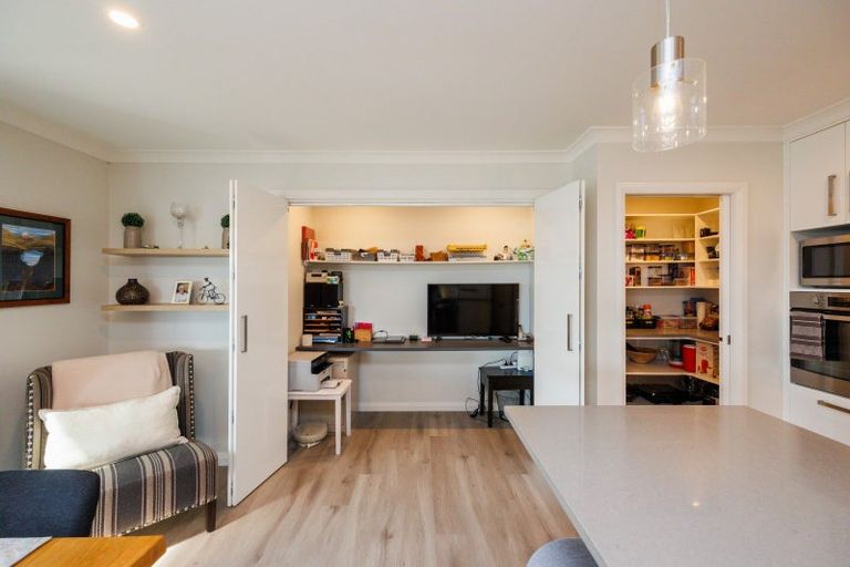 Photo of property in 6 Atlantic Drive, Fitzherbert, Palmerston North, 4410