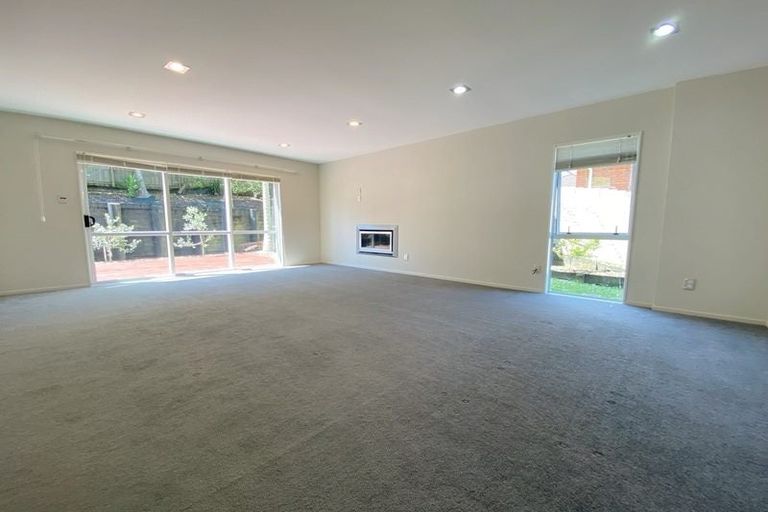 Photo of property in 11 Lakeridge Close, Northcross, Auckland, 0632