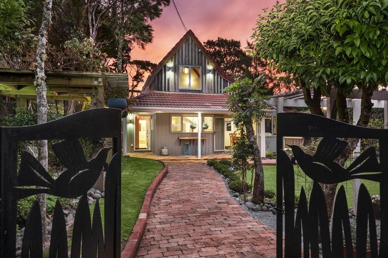 Photo of property in 50 Turanga Road, Henderson Valley, Auckland, 0612