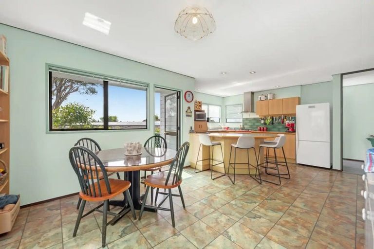 Photo of property in 25 Sandgate Avenue, Botany Downs, Auckland, 2010