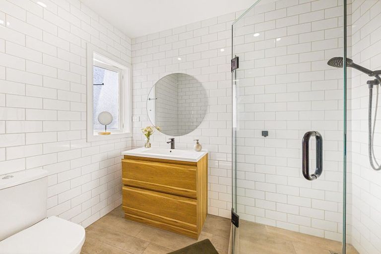 Photo of property in 1/150 East Coast Road, Forrest Hill, Auckland, 0620