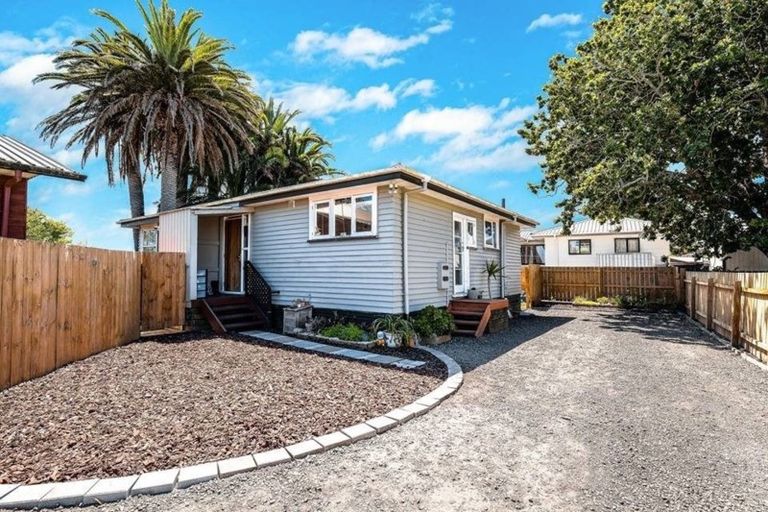 Photo of property in 4 Mary Keane Lane, Parakai, 0830