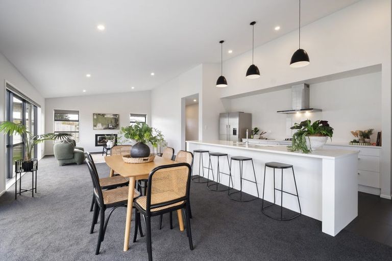 Photo of property in 11 Coutts Way, Fitzherbert, Palmerston North, 4410