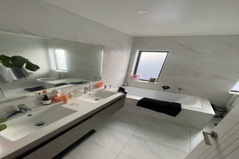 Photo of property in 10 John Burn Road, Takanini, 2110