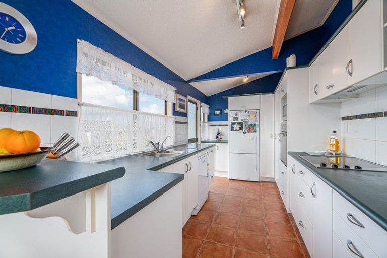 Photo of property in 3 Foyle Place, Glendene, Auckland, 0602