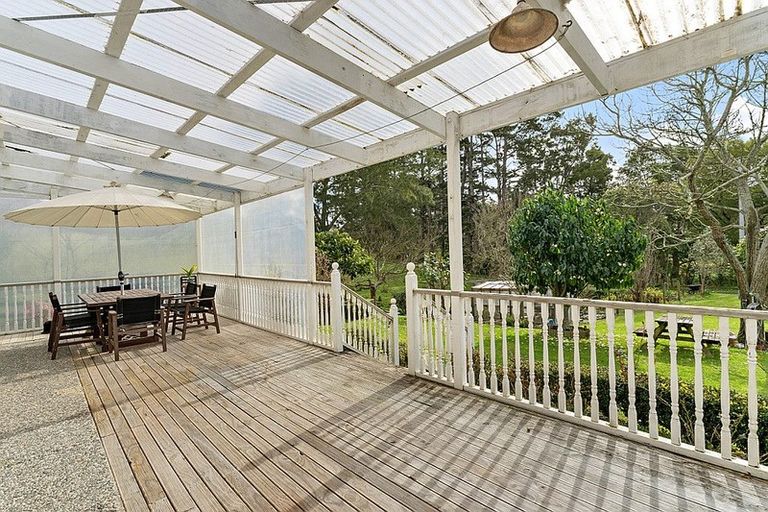 Photo of property in 118 Motu Road, Kumeu, 0891