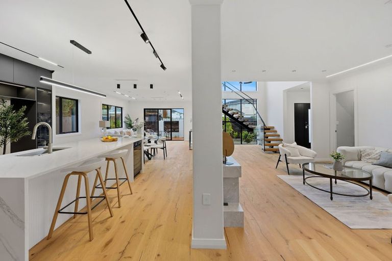 Photo of property in 6a Gulf Crest, Bucklands Beach, Auckland, 2012