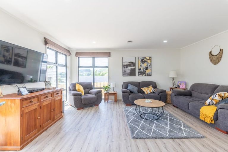 Photo of property in 42 Kenepuru Drive, Tawa, Wellington, 5028