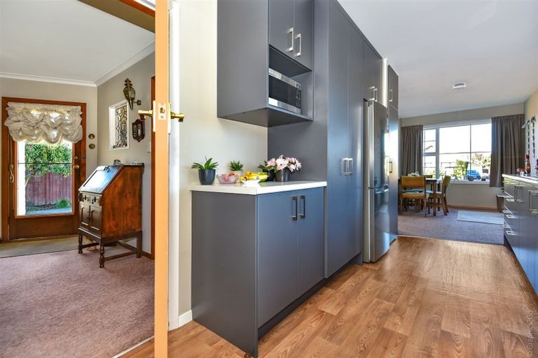 Photo of property in 6 Monteath Place, Redwood, Christchurch, 8051