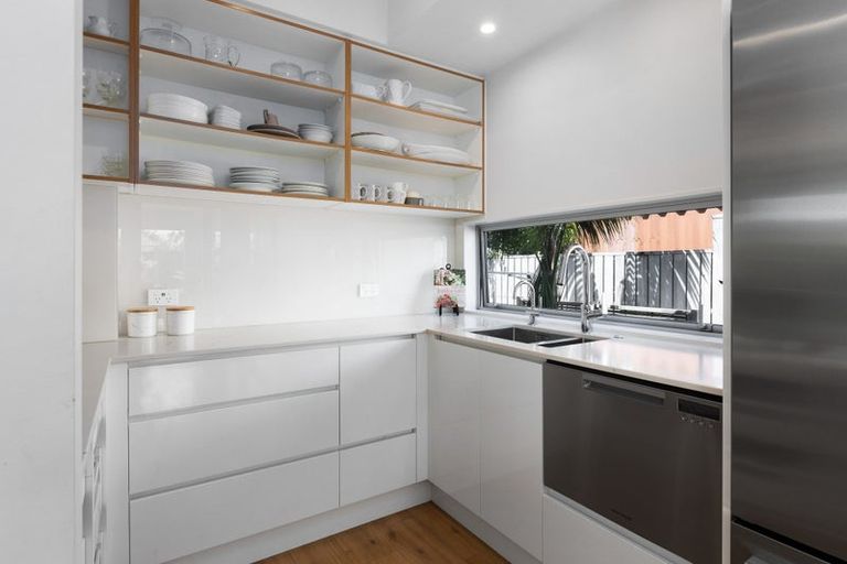 Photo of property in 52 Walton Street, Red Beach, 0932