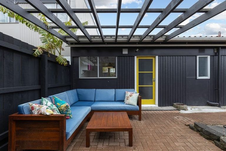 Photo of property in 1/125a Birkdale Road, Birkdale, Auckland, 0626