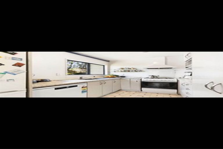 Photo of property in 3 Fernhaven Place, Massey, Auckland, 0614