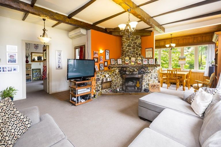 Photo of property in 43 Wyndham Road, Pinehaven, Upper Hutt, 5019