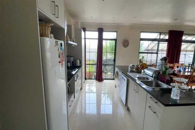 Photo of property in 9 Vinograd Drive, Te Atatu Peninsula, Auckland, 0610