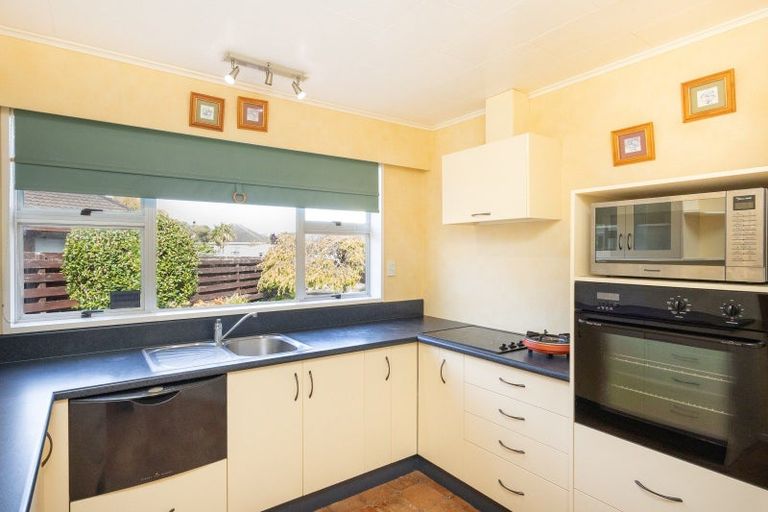 Photo of property in 18 Westhaven Grove, Takaro, Palmerston North, 4412