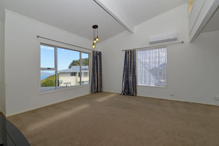 Photo of property in 5a Edgecombe Street, Newlands, Wellington, 6037