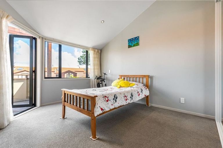 Photo of property in 5/8 Tobago Place, Sunnynook, Auckland, 0620