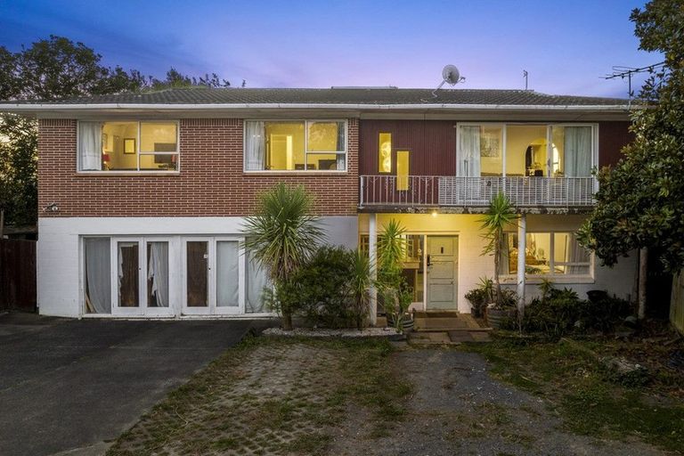 Photo of property in 342 Glenfield Road, Glenfield, Auckland, 0629