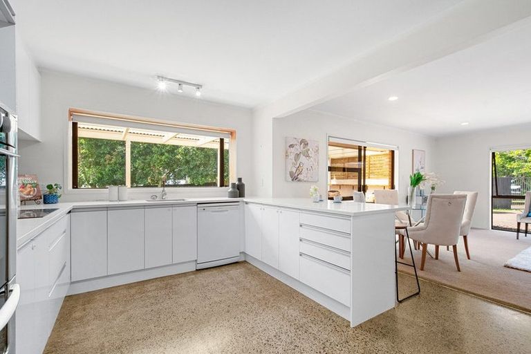 Photo of property in 16 Redlands Grove, Swanson, Auckland, 0612