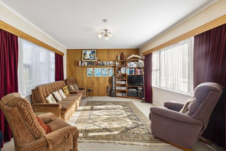 Photo of property in 16 Stewart Drive, Newlands, Wellington, 6037