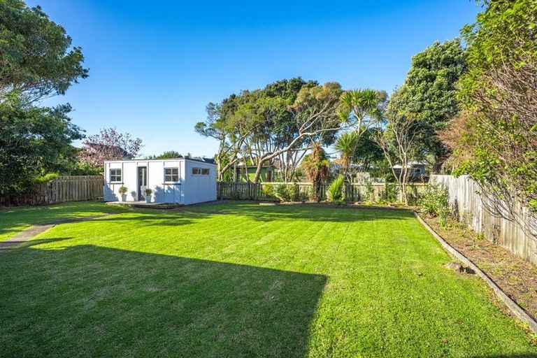 Photo of property in 37 Waimea Road, Waikanae Beach, Waikanae, 5036