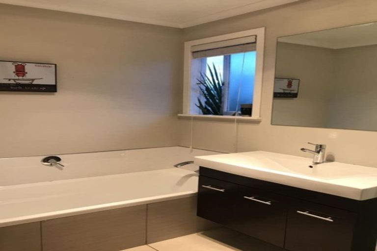 Photo of property in 140 Ennis Avenue, Pakuranga Heights, Auckland, 2010