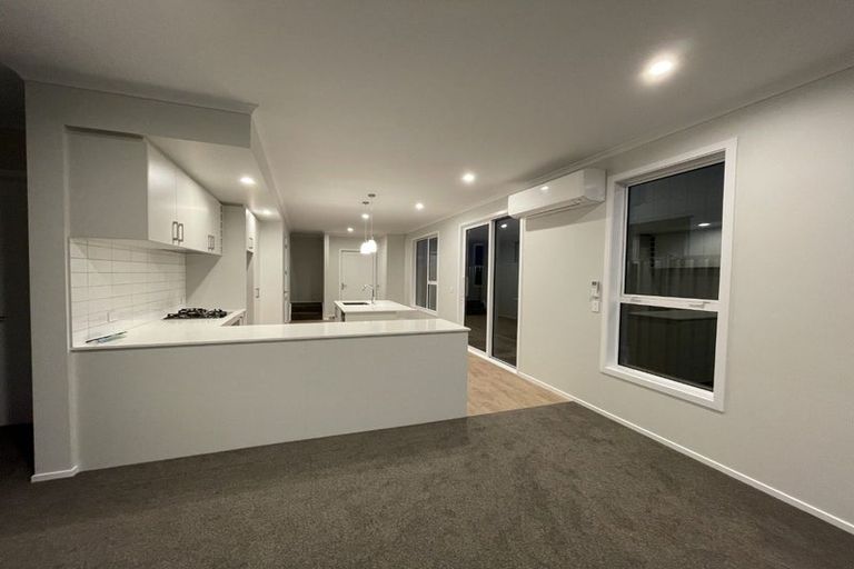 Photo of property in 16 Koreke Close, Kenepuru, Porirua, 5022