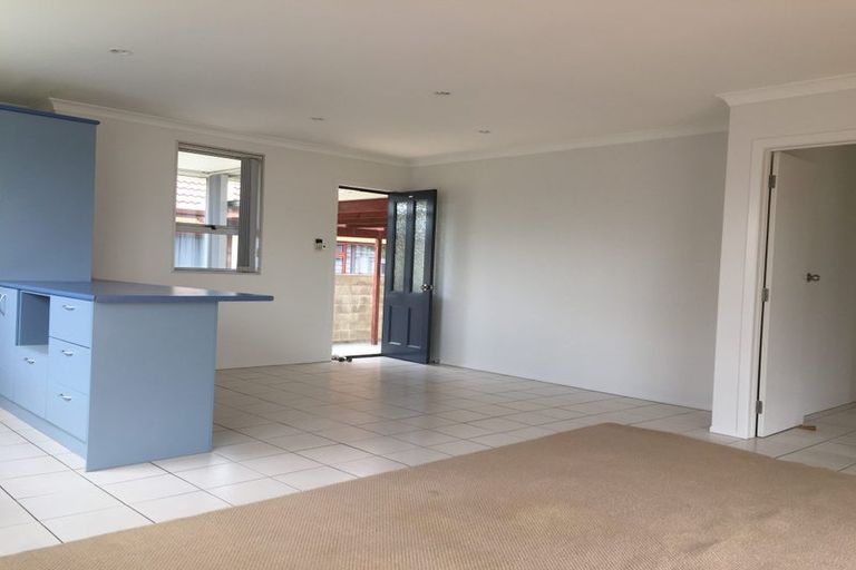 Photo of property in 2 Frank Evans Place, Henderson, Auckland, 0610