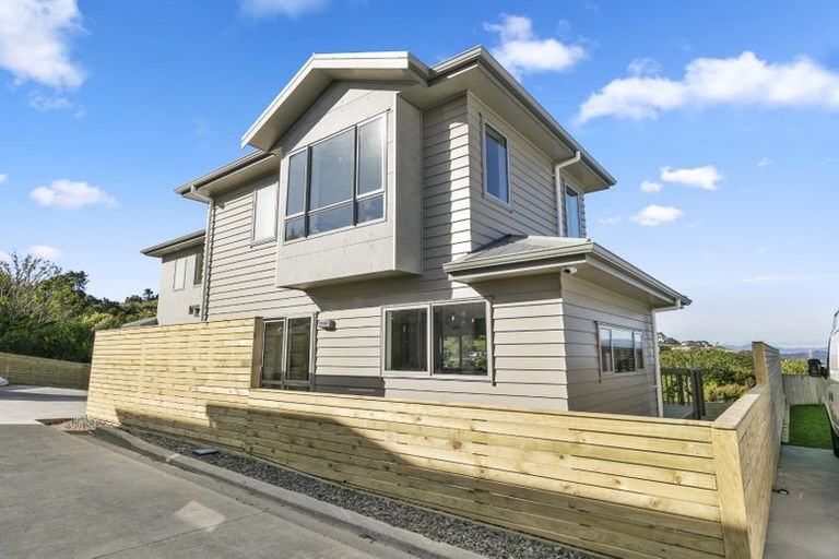 Photo of property in 4 Poto Road, Normandale, Lower Hutt, 5010