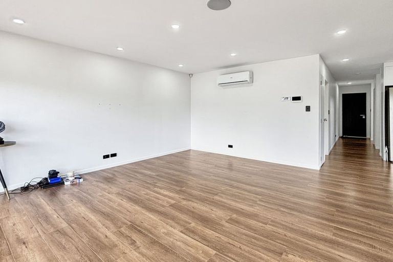 Photo of property in 2 Peterhouse Place, West Harbour, Auckland, 0618